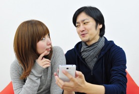 疑う男女
