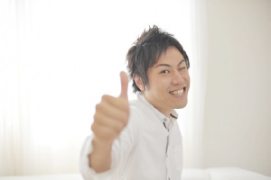 親指を立てる男性