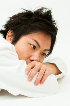 考え込む男性