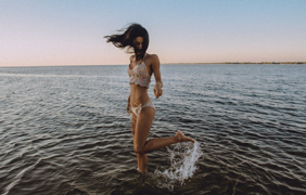 海辺の女性