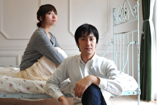 すれ違う男女
