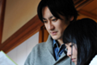 通帳を見る男女