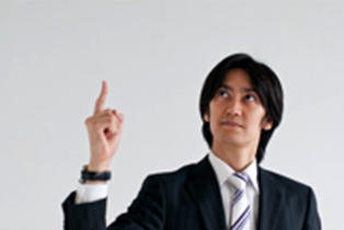 一人で頑張る男性